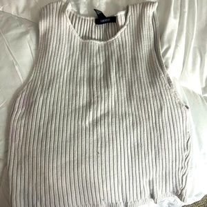 White sleeveless crop top